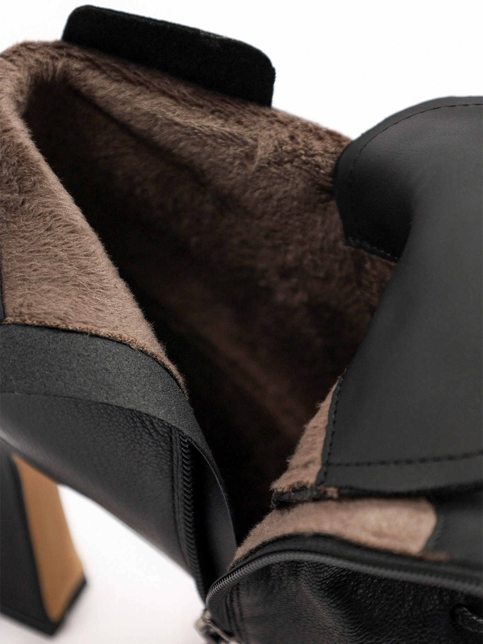 Ботильоны черного цвета со шнуровкой на высоком каблуке